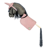 ByAstrup Premium Hobby Horse mit Satteldecke und Fliegenhaube