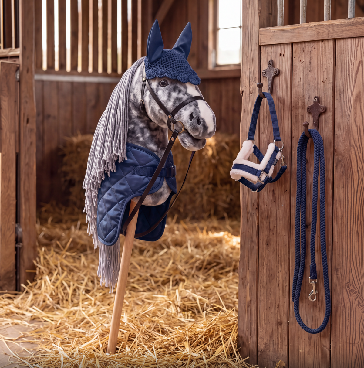 Herbst-Ausritt-Set: HKM Hobby Horse mit Decke, Halfter und Fliegenhaube