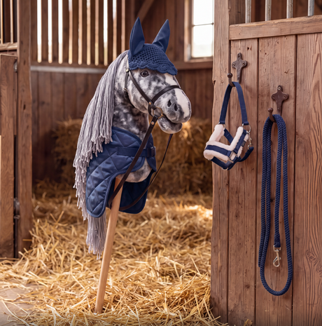 Herbst-Ausritt-Set: HKM Hobby Horse mit Decke, Halfter und Fliegenhaube