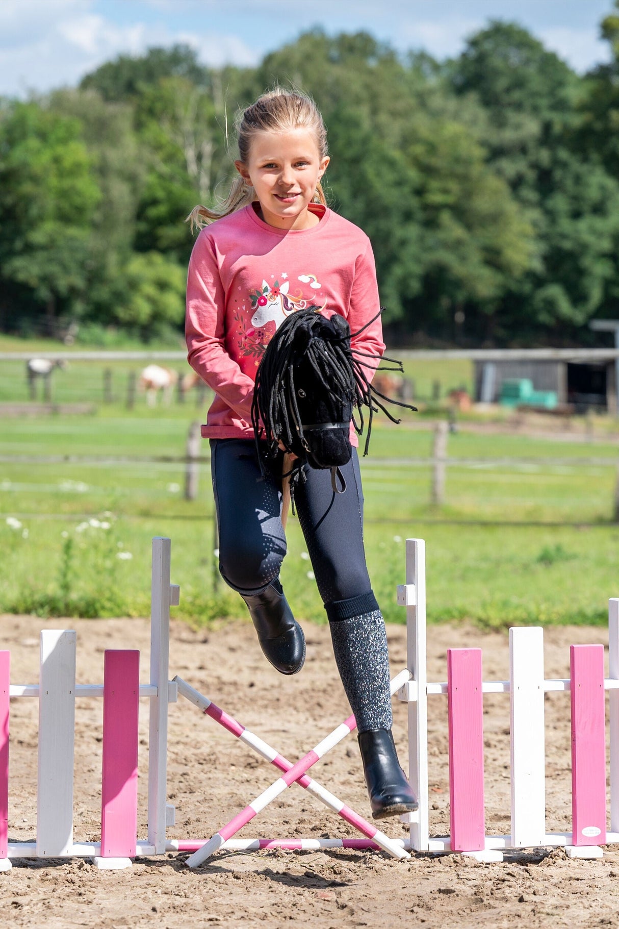 HKM Hobby Horse Schwarz in Aktion